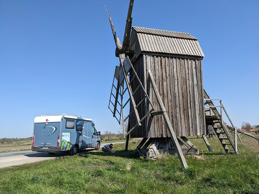 Moulin et camping car sur l'ile d'Oland en Suède