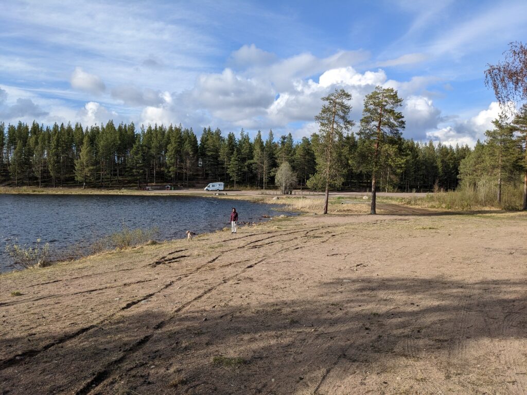 Flip in blue et camping car au lac de Gällivare 