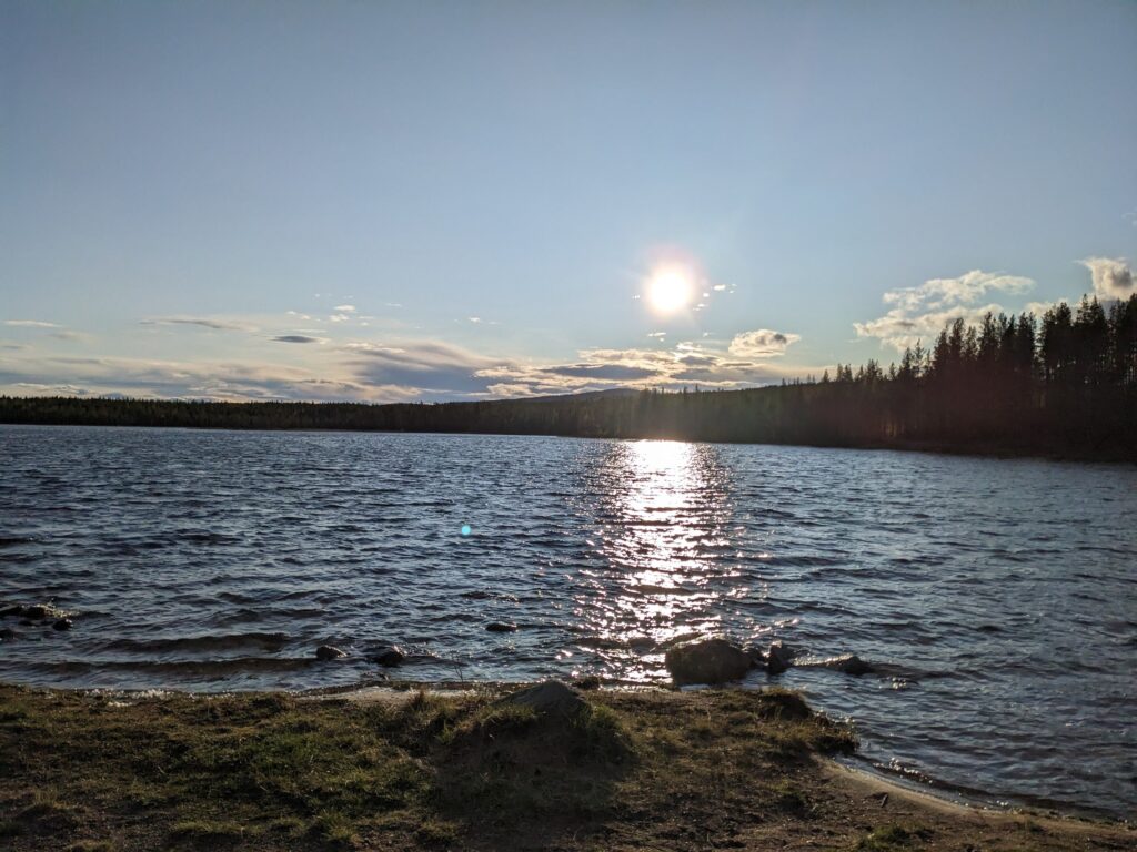 couché de soleil au lac de Gällivare en Suède Flip in Blue