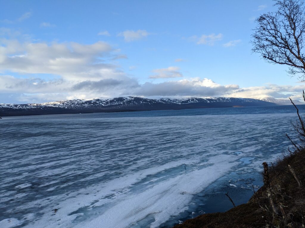lac gelé en Suède en mai Flip in blue