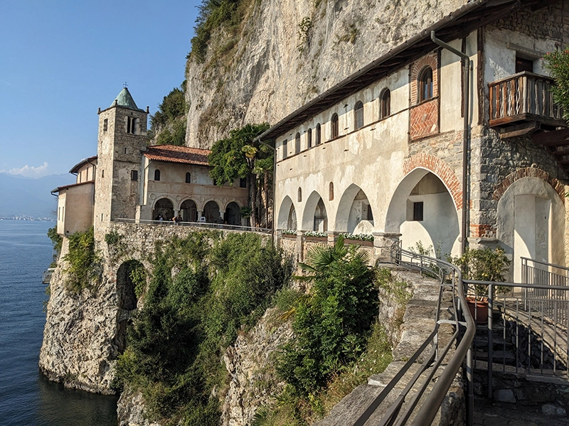 Exterieur de l'Ermitage de Santa Caterina del Sasso lac majeur Italie