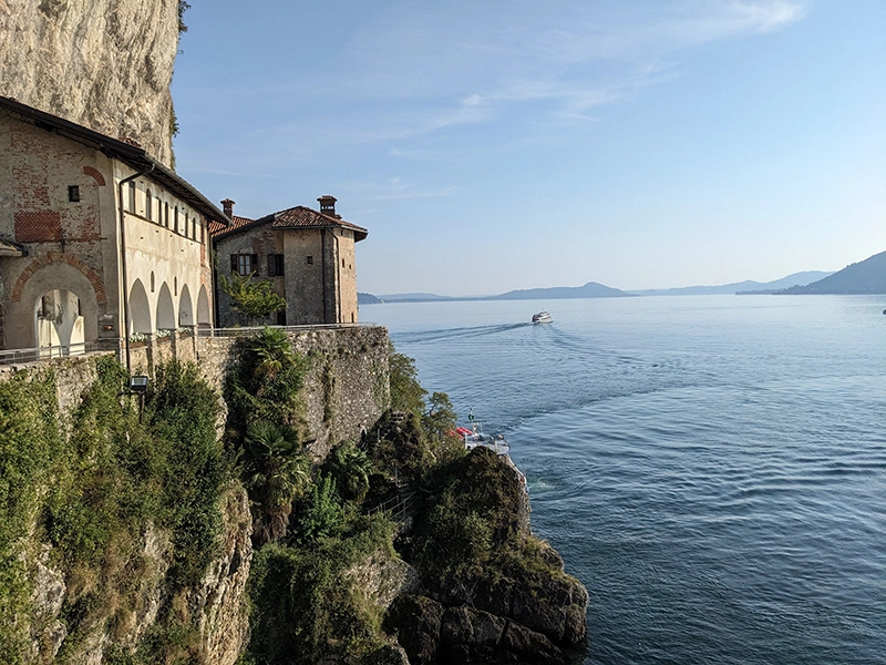 Exterieur vue du lac de l'Ermitage de Santa Caterina del Sasso lac majeur Italie