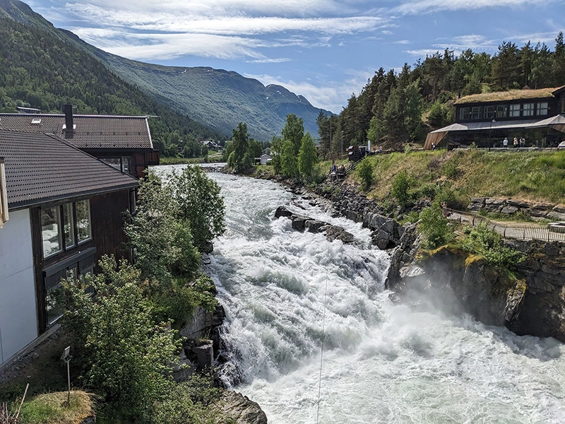 Cascade traversant la ville de Lom en Norvège