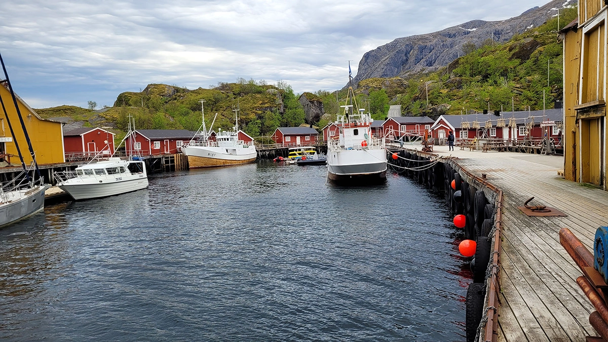 Bateaux au village de Nusfjord en Norvège