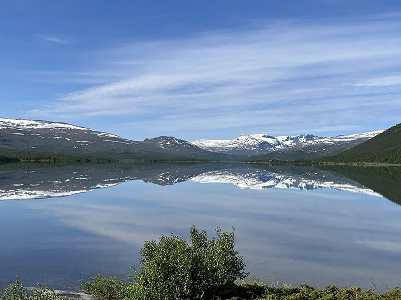 Vue sur lac et montagne en Norvège
