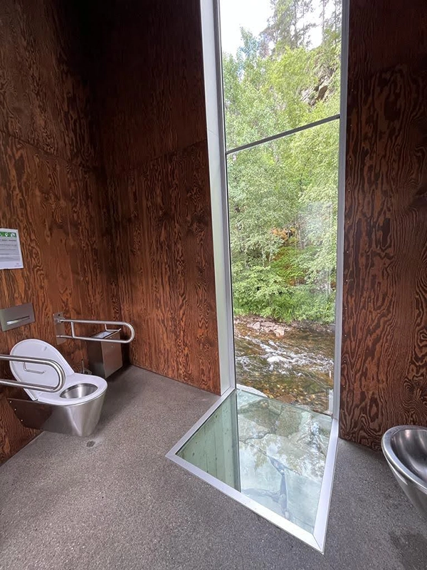 Toilette originale a la cascade Skjervefossen en Norvège
