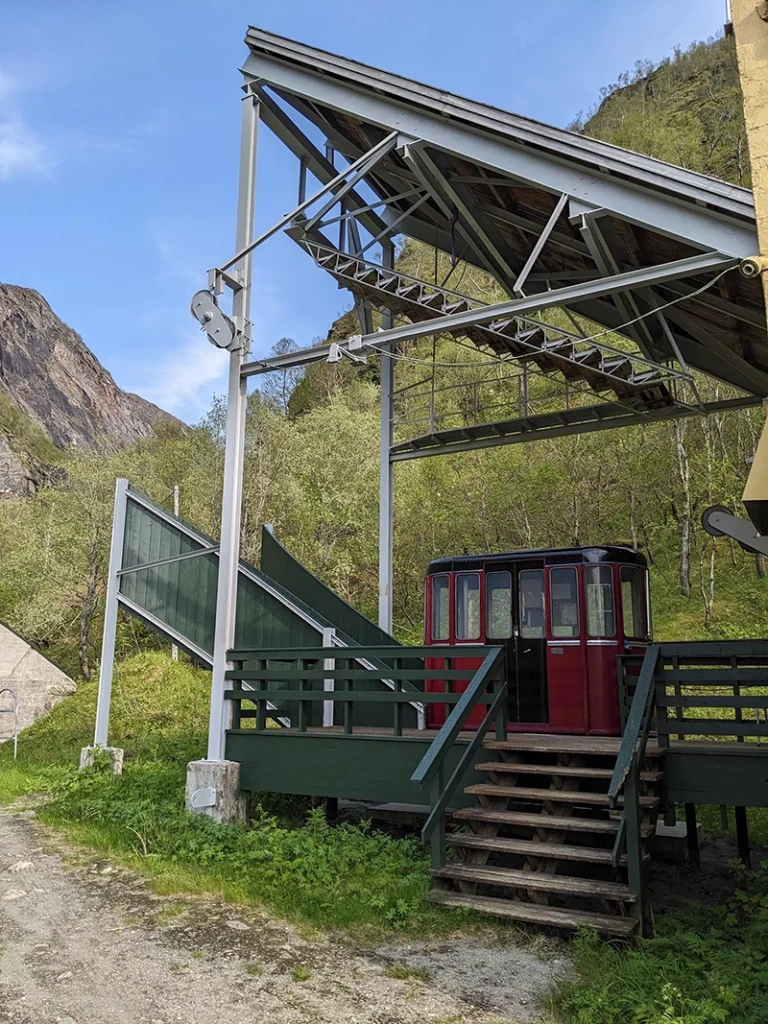 Ancien téléphérique au lac Fykanvatne en Norvège