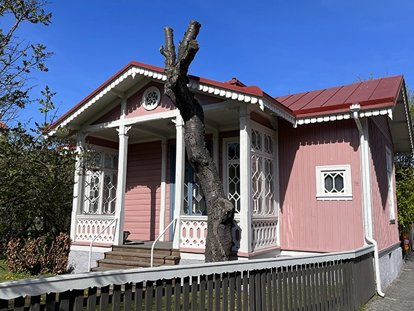 maison rose Kalmar Suède