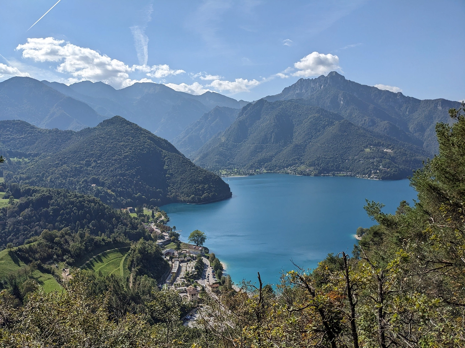 Vue sur le lac de Ledro en Italie