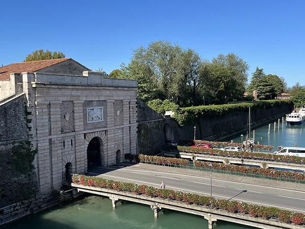Porte entrée à Pescheria del Garda