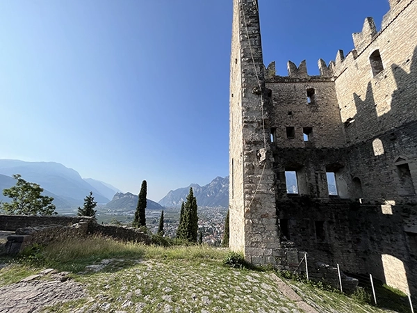 Ruines du château d'Arco en Italie