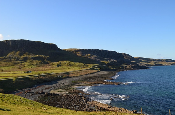 falaise avec mer sur l'île de Skye en Ecosse