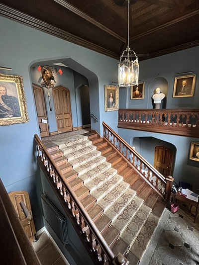 Escalier dans l'entrée du chateau de Dunvegan en Ecosse