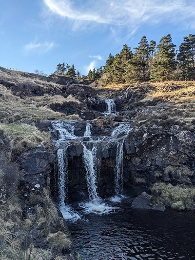 3 petits jets d'eau de style cascade aux Fairy Pools en Ecosse