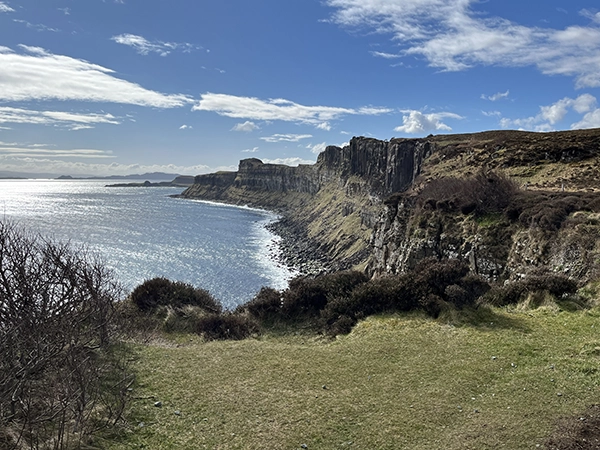 Point de vue Rigg avec magnifique falaise et la mer en Ecosse sur l'île de Skye