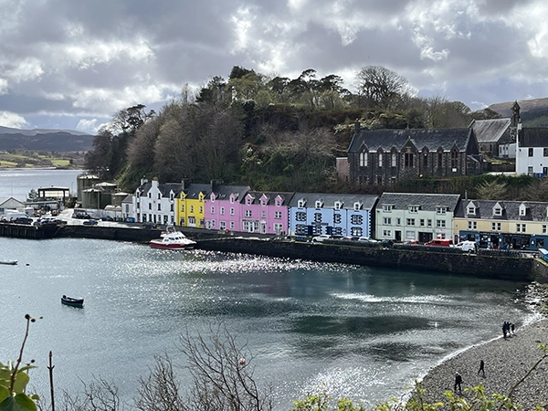 maisons colorées dans le village de Portree en Ecosse