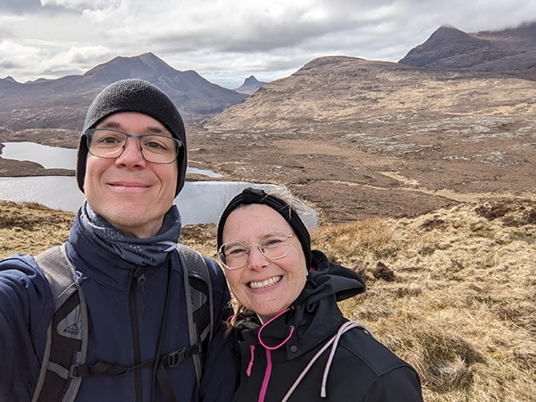 couple qui pose en photo en Ecosse