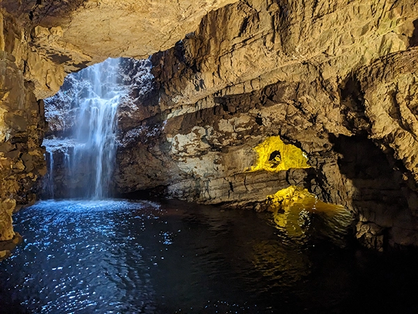 cascade éclairée dans la cave