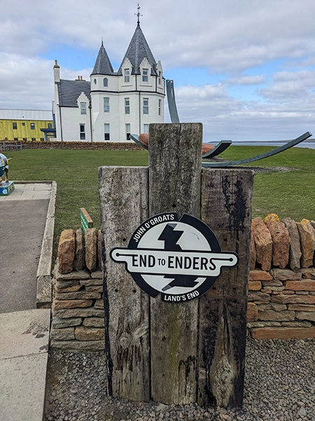 panneau et maison à John O' Groats