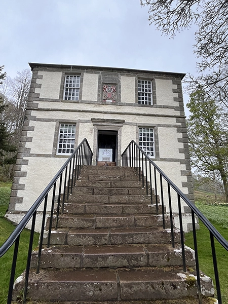 Batiment avec musée au château de Dunrobin en Ecosse