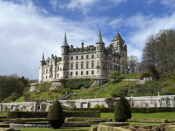 facade exterieur du chateau de Dunrobin en Ecosse