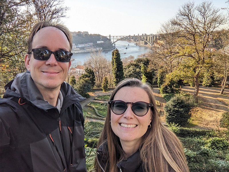 coupe posant au jardins de cristal à Porto