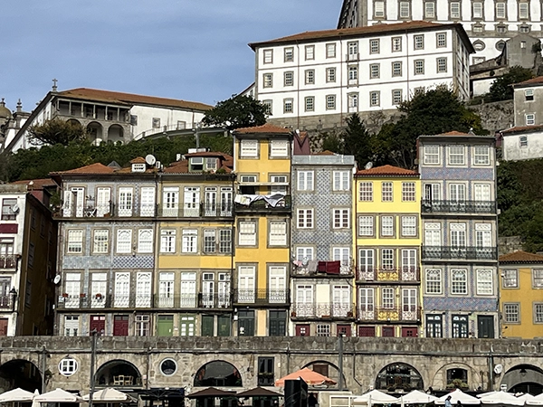 Facadescolorées quartier de Ribeira à Porto