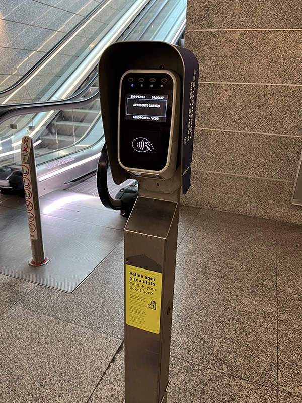 machine pour payer en carte bleu au métro à l'aéroport de Porto