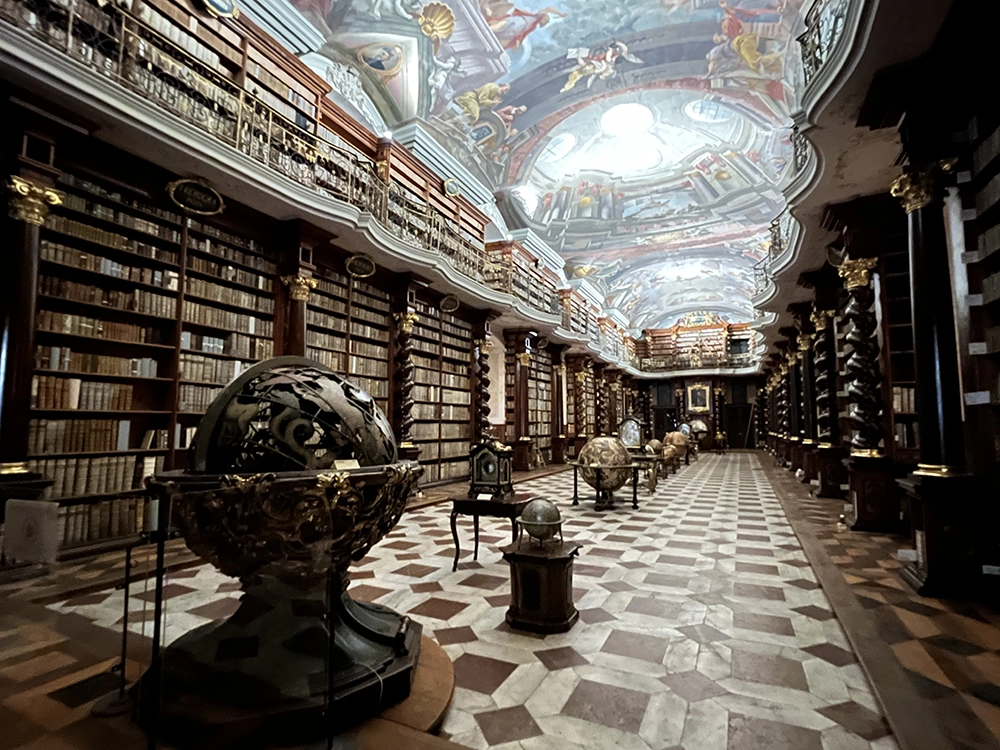 Bibliothèque baroque du Clémentinum à Prague