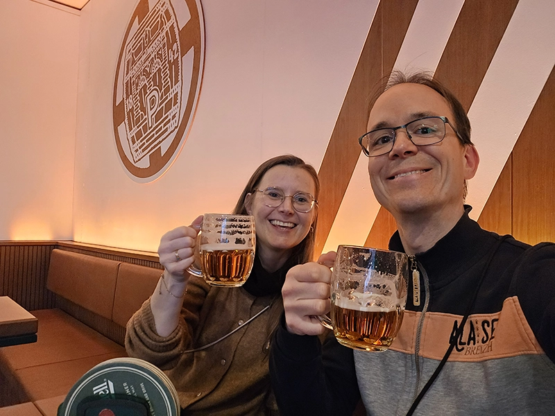 Couple entrain de boire une bière à Prague