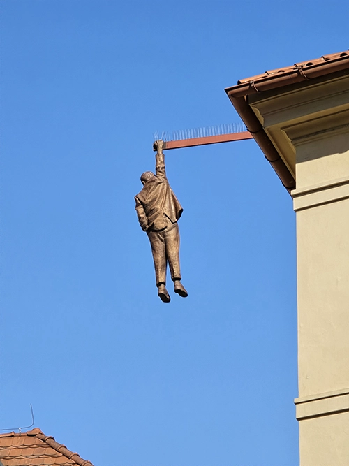 Homme suspendu, œuvre David Cerny Prague