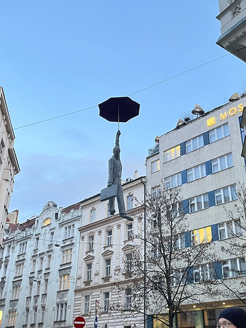 Homme suspendu a un parapluie, art David Cerny à Prague