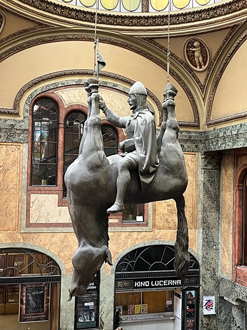 Statue du cheval inversé, Œuvre David Cerny à Prague