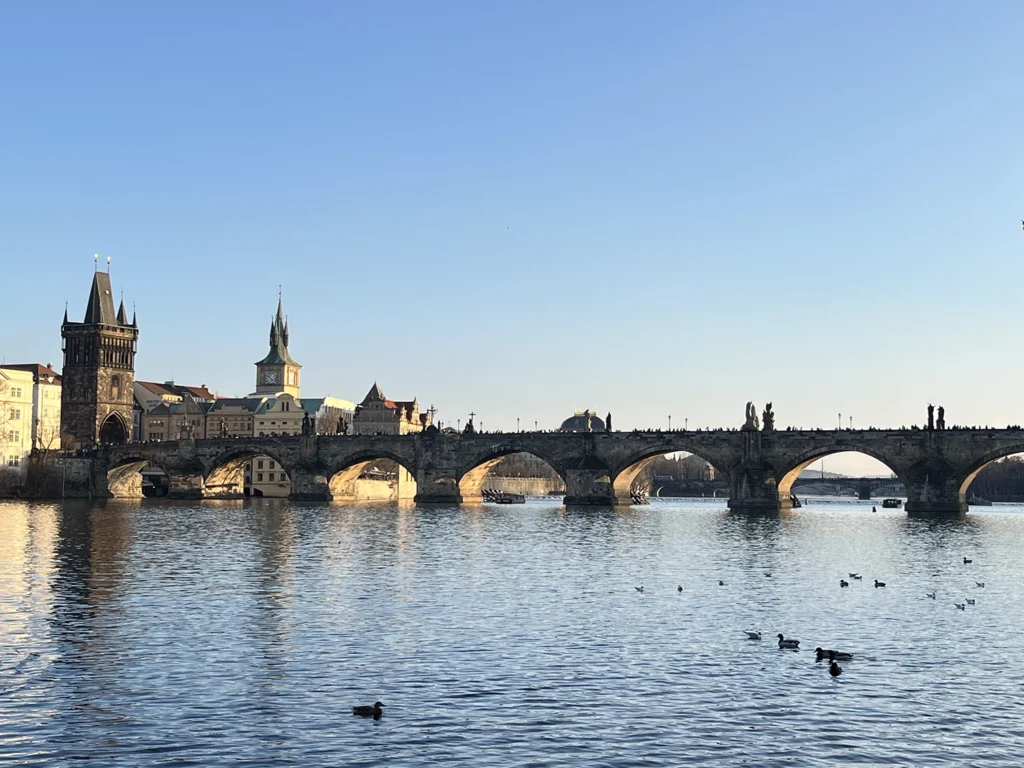 Vue sur le pont Charles à Prague