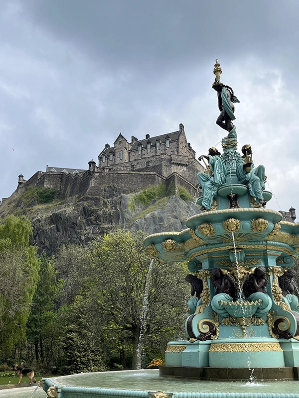 Fontaine et chateau Edimbourg vue du Princes garden