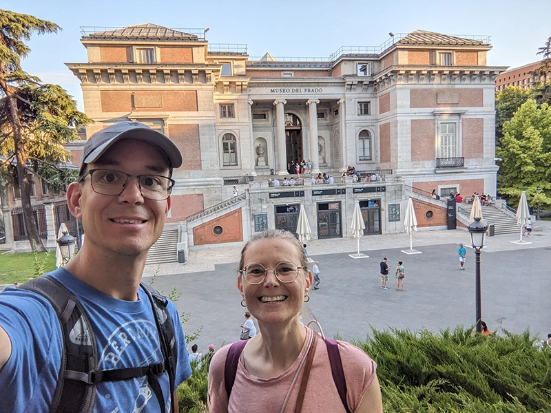 Couple en photo devant le musée du Prado à Madrid