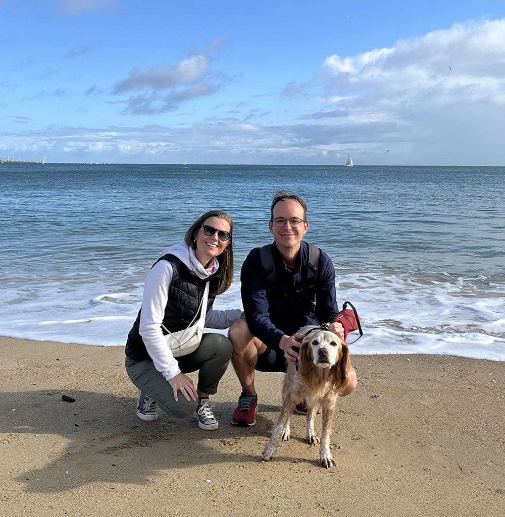 Couple avec chien à la plage de St Cast le Guildo en Bretagne