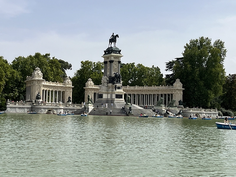 Bassin au Parc du Retiro à Madrid
