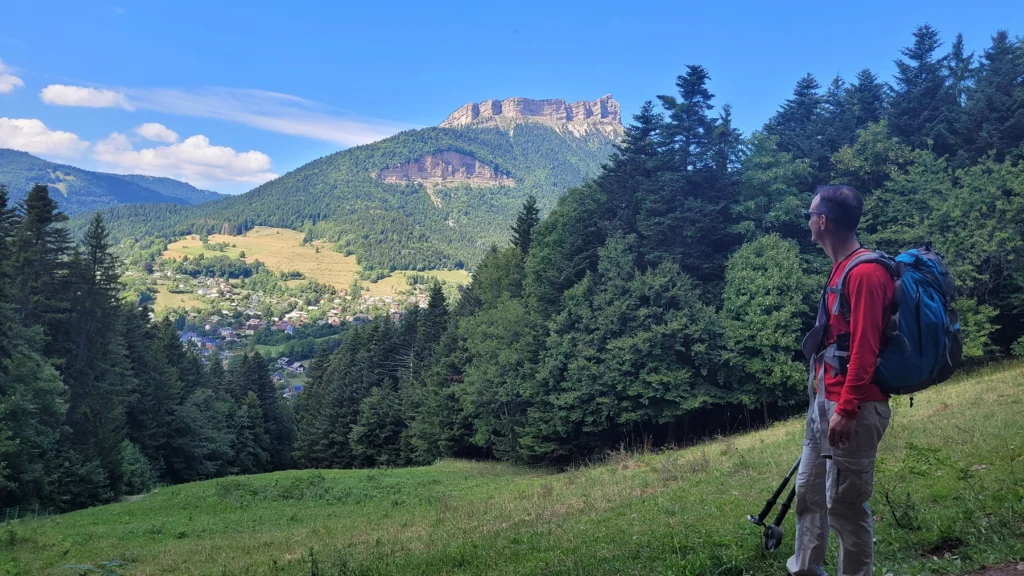 Jeune homme qui observe la montagne pendant le tour de Chartreuse