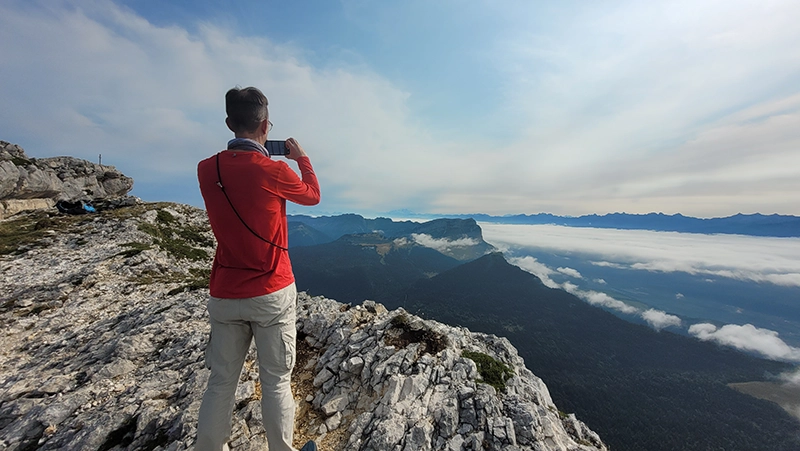 Sommet montagne tour de Chartreuse 2025 avec vue lointaine sur le Mont Blanc