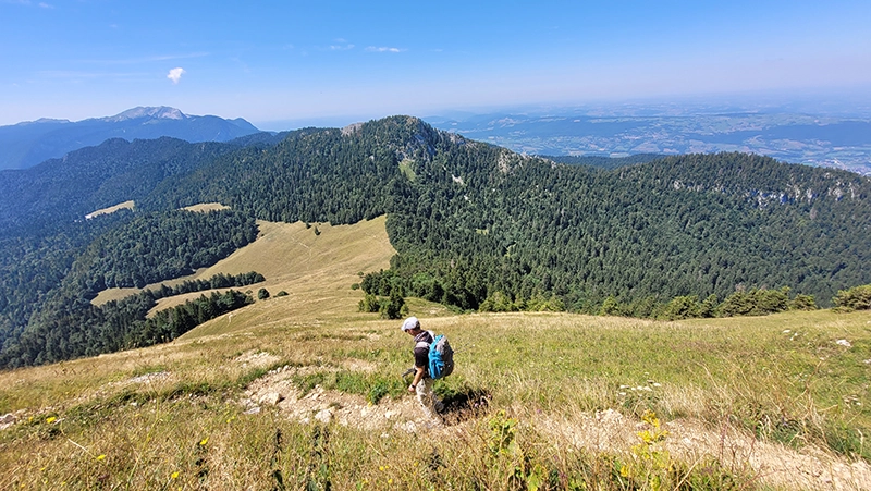 Randonneur sur les chemins du tour de Chartreuse 