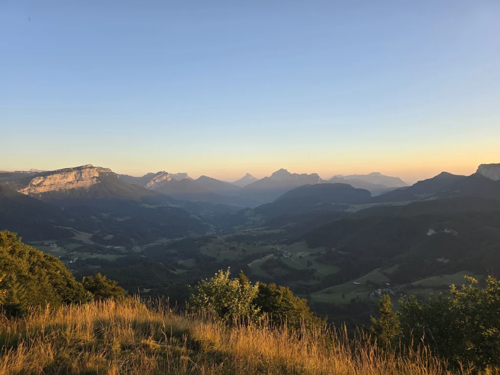 photo montagne au coucher du soleil au tour de chartreuse