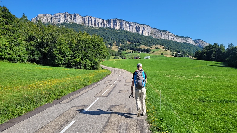 Randonneur sur les chemins du tour de Chartreuse 