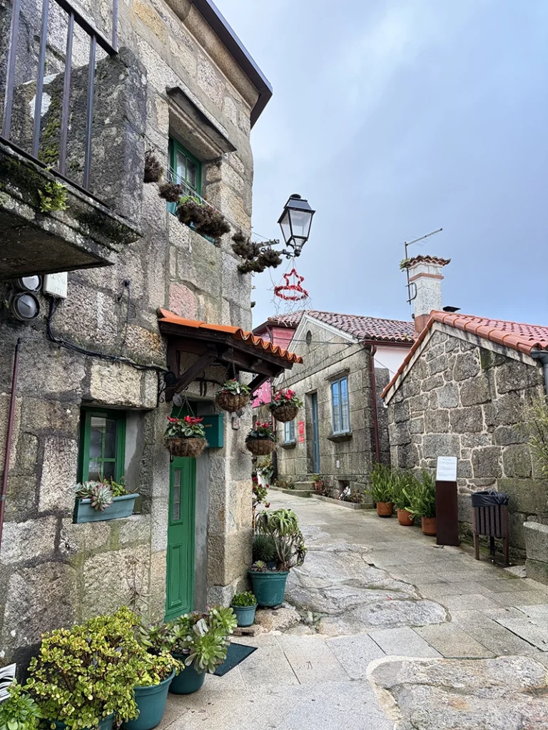 Ruelle de la ville de Combarro en Espagne