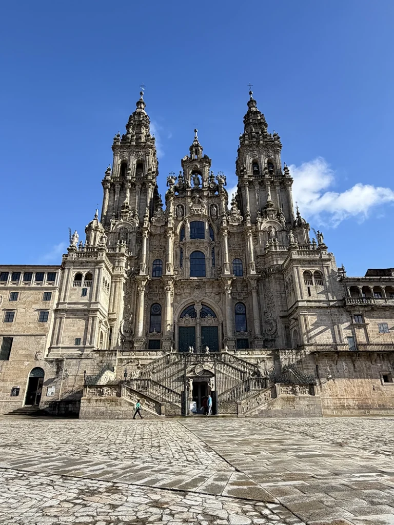 Vue de la façade extérieure de la cathédrale de Saint Jacques de Compostelle