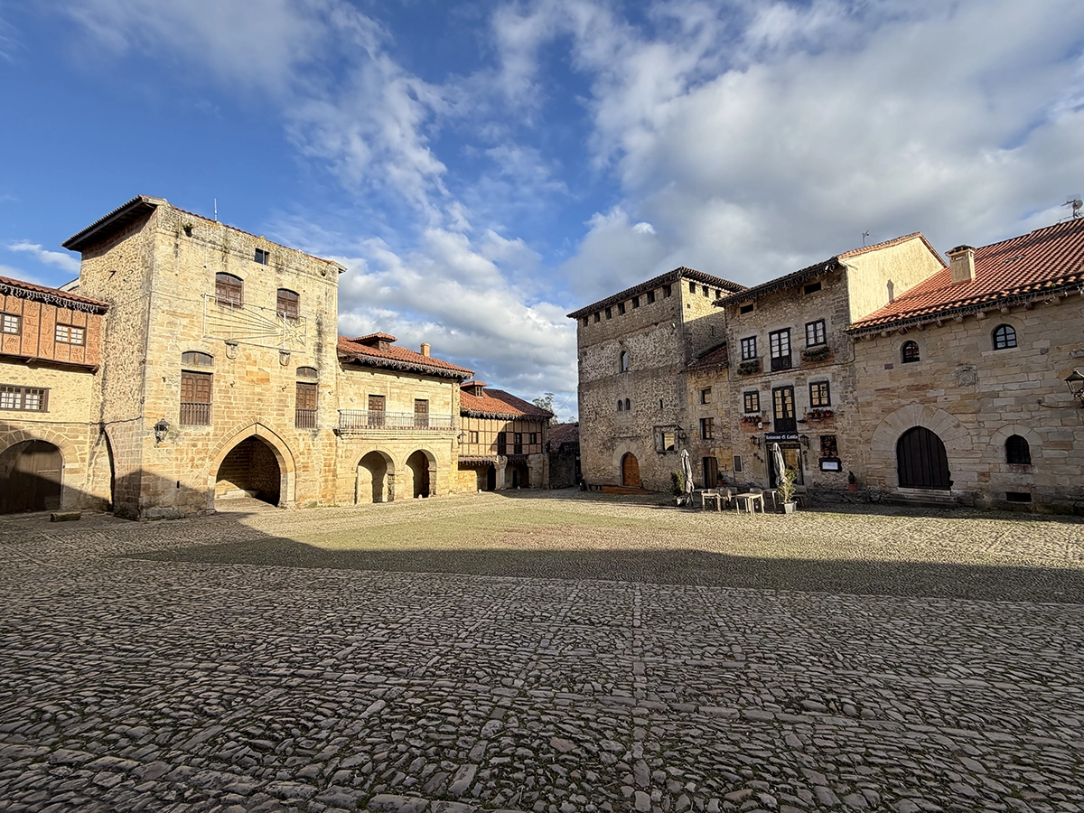 place centrale de Santillana del Mar en Espagne