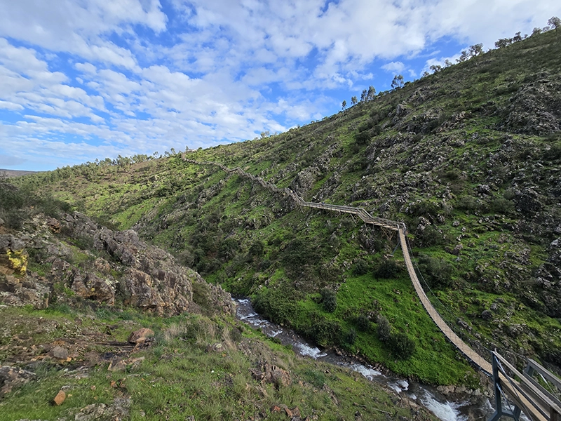 Passerelles dans montagnes dans l'Algarve au Portugal