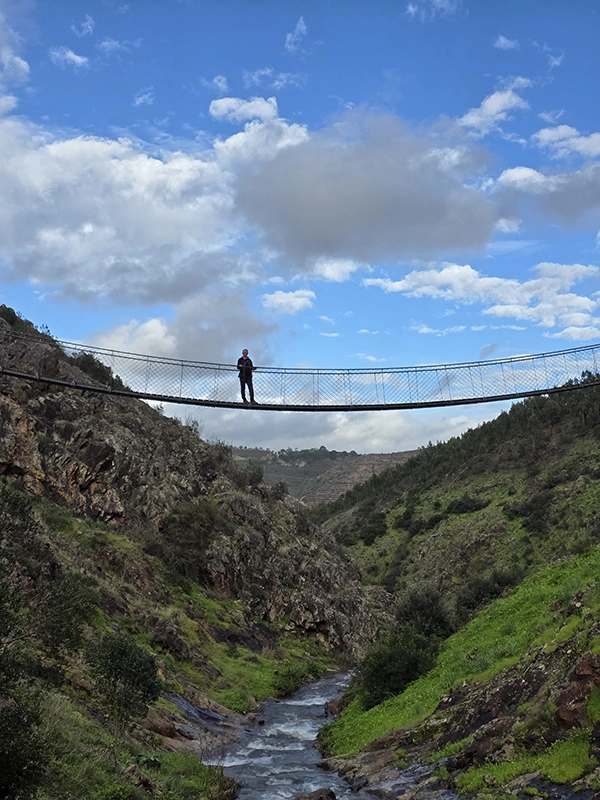 Pont suspendue dans les terres dans la région de l'Algarve