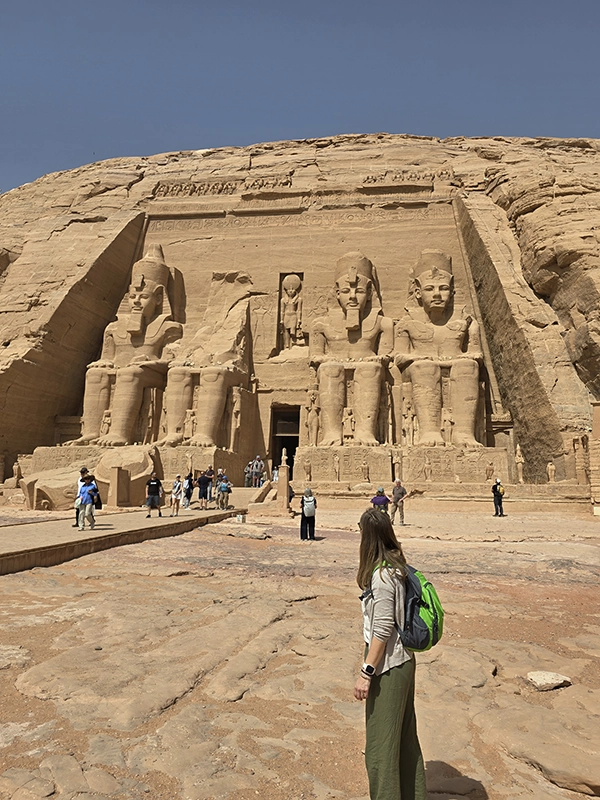 Façade du Temple de Abu Simbel avec le 4 statues de Ramses 2