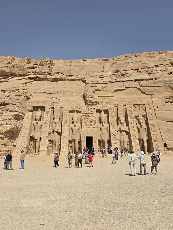 Façcade du temple de Nefertari à Abu Simbel en Egypte avec 6 statues, 4 de Ramses 2 et 2 de son épouse Nefertari
